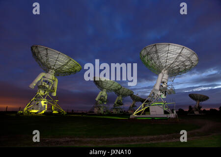 Die bogenminute Mikrokelvin Imager AMI am Mullard Radio Observatorium, Barton Cambridgeshire, Nacht, Licht - mit Tageslicht ausgewogene Lampen gemalt. Stockfoto