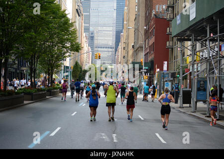 Menschen auf der Park Avenue, die an der jährlichen Auto Sommer Straßen Ereignis in New York City. Stockfoto