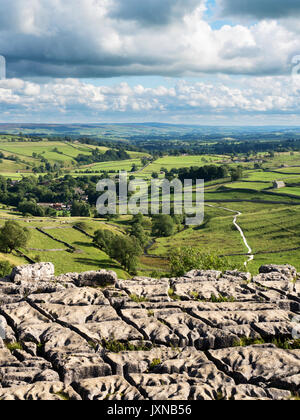 Blick über Malhamdale von Malham Cove in der Nähe von Malham Yorkshire Dales England Stockfoto