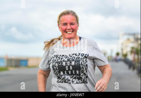 Im mittleren Alter übergewichtig Frau Ausführung als Teil des Plans, um Gewicht zu verlieren und fit, am Worthing Vitalität Parkrun Ereignis. Stockfoto