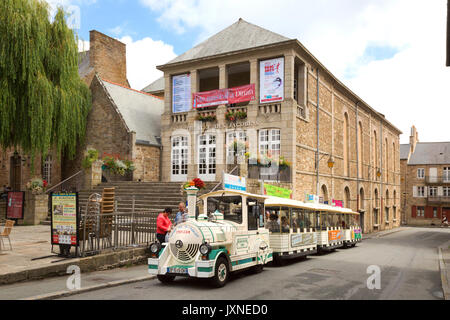 Die Touristenbahn in Dinan Altstadt (Stadtmauer), Bretagne Frankreich Stockfoto