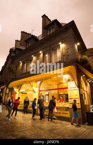 St Malo Frankreich - Menschen an einer französischen Café, das in der ummauerten Stadt in der Dämmerung, Saint Malo, Altstadt, Bretagne Frankreich Stockfoto