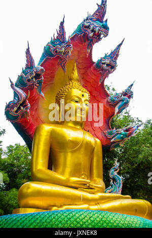 Die wunderschöne Buddha mit König naga Mujarin im Wat Burapha, Ubonratchathani Thailand. Stockfoto