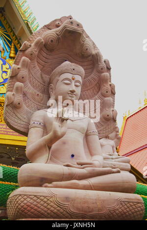 White Stone Carving Buddha mit Naga im Wat Phra Chao Tai Yai Ong Tue, Ubonratchathani Thailand. Stockfoto