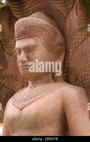 White Stone Carving Buddha mit Naga im Wat Phra Chao Tai Yai Ong Tue, Ubonratchathani Thailand. Stockfoto