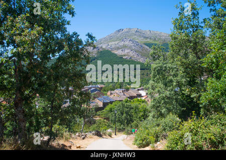 Überblick über das Dorf und Ocejon Peak. Valverde de los Arroyos, Provinz Guadalajara, Kastilien-La Mancha, Spanien. Stockfoto