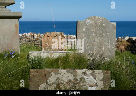 Verwitterte Grabsteine auf dem verlassenen Friedhof bei KILCHOUSLAND alten Kirchhof, Campbeltown, Schottland. Stockfoto