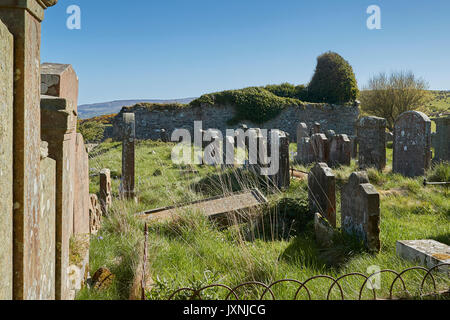 Verwitterte Gräber auf dem verlassenen Friedhof bei KILCHOUSLAND alten Kirchhof, Campbeltown, Schottland. Stockfoto