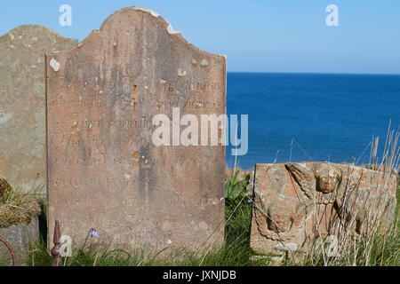 Verwitterten Grabstein auf dem verlassenen Friedhof bei KILCHOUSLAND alten Kirchhof, Campbeltown, Schottland. Stockfoto