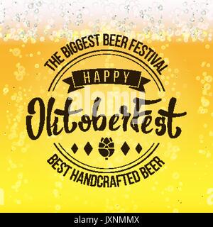 Oktoberfest Vektor. Close Up helles Bier mit Schaum und Blasen. Schrift und Typografie. Deutsche traditionelle Fest. Stock Vektor