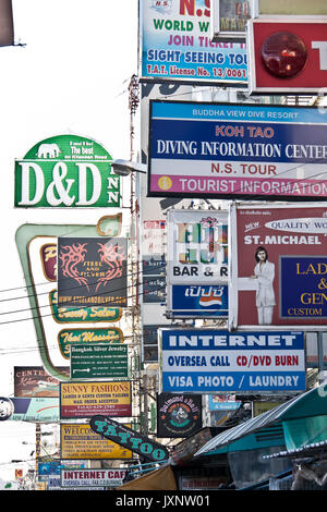 Juli 11, 2010. Schilder Werbung Pensionen, Internet auf der Khao San Road, Bangkok, Thailand. Stockfoto