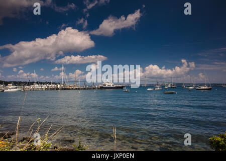 Die Clairborn Pell Newport Bridge ab Conaicus Avenue in Jamestown, RI gesehen. Stockfoto