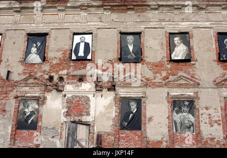 TULCHYN, UKRAINE - Juni 05, 2017: Tulchyn Schloss ist mit Fotos von berühmten Personen in opera Welt während OperaFestTulchyn eingerichtet Stockfoto