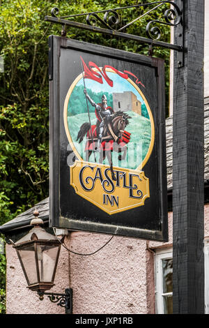 Hängende Ritter zu Pferd Zeichen für das Castle Inn Pub und Restaurant im Dorf, in der Nähe von Okehampton Lydford, Devon, England, UK. Stockfoto