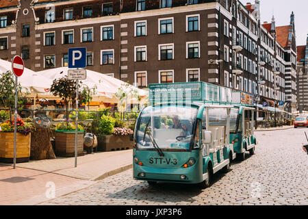 Riga, Lettland - 2. Juli 2016: Elektroauto mit Touristen Menschen für die Erkundung der Sehenswürdigkeiten der Stadt in der Nähe von Open Air Freizeitaktivitäten Veranstaltungsort Freizeitzentrum Egle In Stockfoto