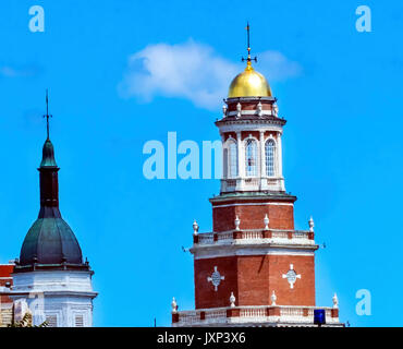 Kirchtürme goldene Kuppel Kuppel Clock Tower Residential College Old Campus der Yale University New Haven Connecticut Stockfoto