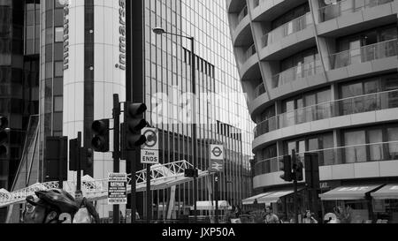 Schwarz-weiß Foto von der alten Straße Kreisverkehr in London, UK. Stockfoto