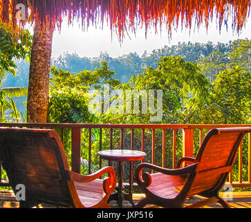 Bali, Indonesien - 14 April, 2014: Blick auf Bungalow mit Sitzgelegenheiten an Nandini Jungle Resort und Spa. Stockfoto