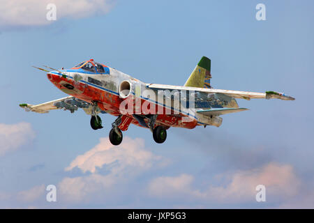 Kubinka, Moskauer Gebiet, Russland - Juli 14, 2011: Ehemalige Sky Husaren Kunstflug team Sukhoi SU-25 SM nimmt sie an kubinka Air Force Base. Stockfoto