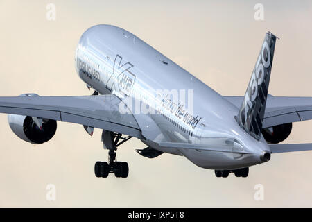 Scheremetjewo, Moskau, Russland - 12. August 2014: Airbus Industrie Airbus A350 F-WWYB am internationalen Flughafen Scheremetjewo. Stockfoto