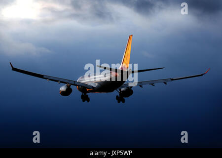 Scheremetjewo, Moskau, Russland - 3. Oktober 2009: Airbus A 330-243 B-6116 von Hainan Airlines Landung am internationalen Flughafen Scheremetjewo. Stockfoto