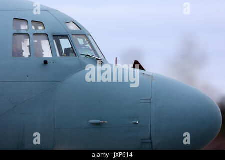 Kubinka, Moskau, Russland - 19. Februar 2014: Ilyushin IL-20M RF -93610 Aufklärungsflugzeug in Kubinka Air Force Base rollen. Stockfoto