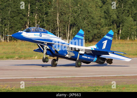 Schukowski, Moskau, Russland - 21. August 2015: Mikoyan Gurevich MiG-29 UB1 weiß der russischen Luftwaffe Aqua-lounge Demonstration Flug in Schukowski Stockfoto