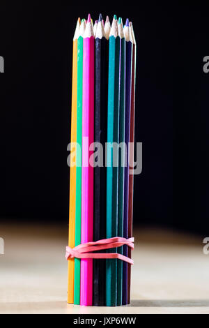 Schöne und bunte Bleistiftzeichenstifte. Holztisch. Schwarzen Hintergrund. Stockfoto