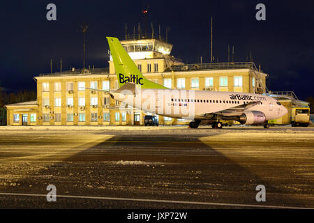 Scheremetjewo, Moskau, Russland - 30. Dezember 2014: YL-BBD Air Baltic Boeing 737-500 stehend an den Internationalen Flughafen Sheremetyevo. Stockfoto