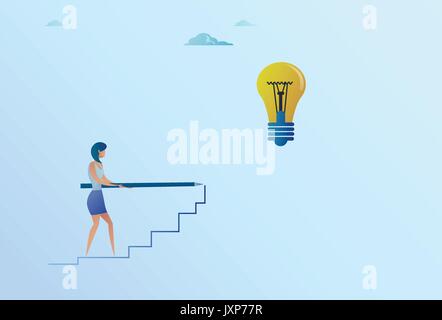 Business Woman Zeichnung auf Treppen bis zu Glühbirne Neue Idee für den Start Konzept Stock Vektor