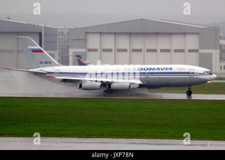 Scheremetjewo, Moskau, Russland - 12 September 2010: Ilyushin IL-86 RA -86124 von Donavia Airlines umkehren am internationalen Flughafen Scheremetjewo. Stockfoto