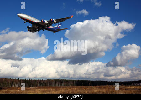 Sheremetyevo, Moskauer Gebiet, Russland - Oktober 3, 2013: Aeroflot IIlyushin IL -96-300 RA -96008 Landung am internationalen Flughafen Scheremetjewo. Stockfoto