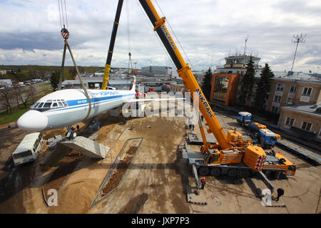 Scheremetjewo, Moskau, Russland - 29. April 2015: Ehemalige Aeroflot Ilyushin IL-62M RA -86492 setzen auf einem Sockel mit kranes an Sheremetyevo International Stockfoto