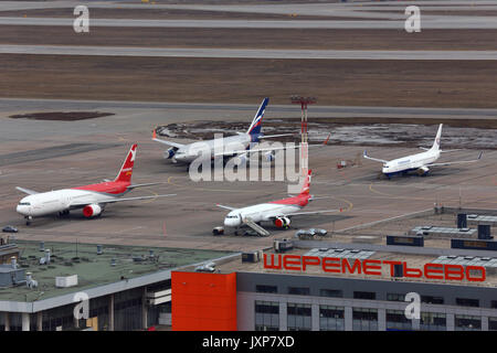 Scheremetjewo, Moskau, Russland - April 7, 2014: Panorama der internationale Flughafen Sheremetyevo aus Helikopter mit verschiedenen Ebenen ergriffen stehen Stockfoto