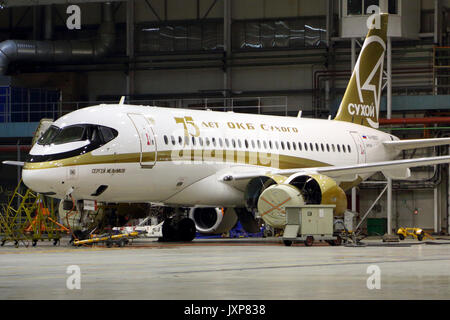 Sheremetyevo, Moskauer Gebiet, Russland - 3. September 2014: Tsentr-Yug airlines Sukhoi Superjet 100 RA -89007 im Hangar am Sheremetyevo International Airpo Stockfoto