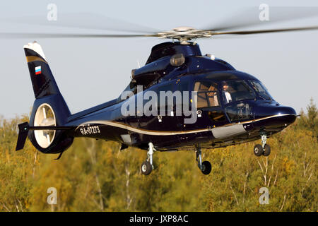 Scheremetjewo, Moskau, Russland - April 2, 2015: Private Eurocopter AS-365 Dauphin am internationalen Flughafen Scheremetjewo. Stockfoto