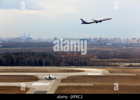 Scheremetjewo, Moskau, Russland - April 7, 2014: Aeroflot widebody Flugzeuge an den Internationalen Flughafen Sheremetyevo. Stockfoto