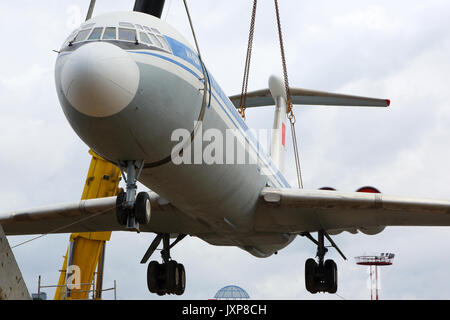 Scheremetjewo, Moskau, Russland - 29. April 2015: Ehemalige Aeroflot Ilyushin IL-62M RA -86492 setzen auf einem Sockel mit kranes an Sheremetyevo International Stockfoto