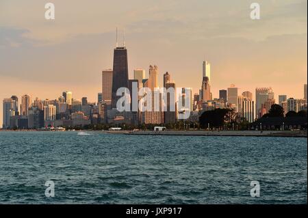 Nicht lange vor Licht zu Sonnenuntergang in den Wolken werfen und reflektiert eine Reihe von Gebäuden in der Skyline von Chicago. Chicago, Illinois, USA. Stockfoto