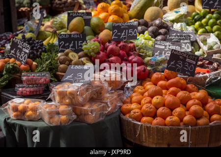 Gemüse in Borough Market Stall. London, 2017. Querformat. Stockfoto