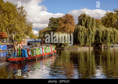 Schmale Boote in Klein Venedig. London, 2017. Querformat. Stockfoto