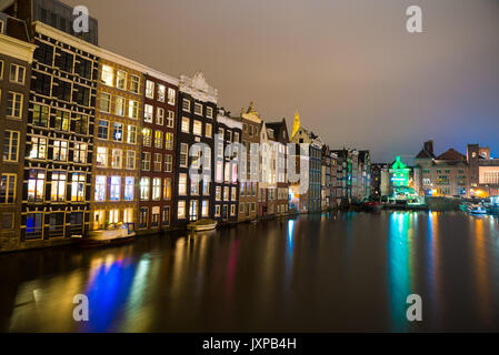 Amsterdam, Niederlande, 20. April 2017: Kanäle von Amsterdam bei Nacht. Amsterdam ist die Hauptstadt und die bevölkerungsreichste Stadt der Niederlande. Stockfoto