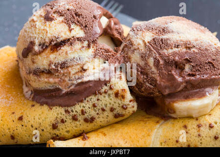 Leckeren Nachtisch mit Eis und Pfannkuchen mit Schokolade befüllen Stockfoto