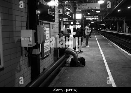 Blick auf die Plattform 4 bei Milton Keynes Central Railway Station. Stockfoto