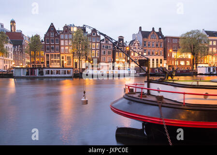 Amsterdam, Niederlande - 21 April, 2017: Kanäle von Amsterdam bei Nacht. Amsterdam ist die Hauptstadt und die bevölkerungsreichste Stadt der Niederlande. Stockfoto