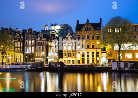 Amsterdam, Niederlande - 21 April, 2017: Blick auf die Grachten von Amsterdam und Böschungen entlang in der Nacht. Stockfoto