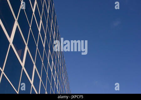 Blick auf Bürogebäude mit Reflexion des blauen Himmels auf Silbury Boulevard, Milton Keynes. Stockfoto