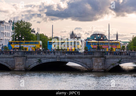 Dublin Irland, Dublin Busse auf der O'Connell Bridge in der Irischen Hauptstadt Stockfoto