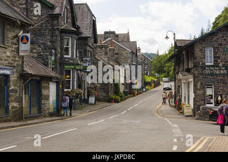 Betws-y-Coed Hauptstraße mit ihren alten Geschäfte und Gasthäuser. Das Dorf liegt im Conwy Valley auf der A 5 entfernt Stockfoto