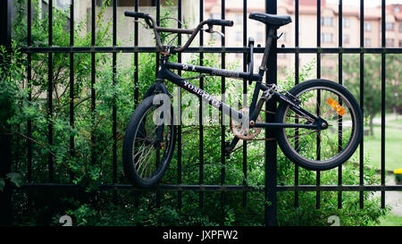 Bike zu einem Metallzaun gesperrt Stockfoto